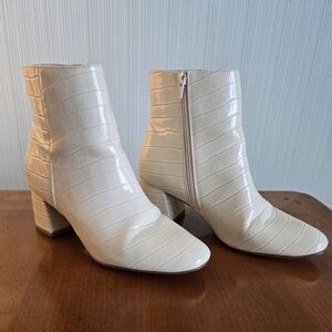 Chinese Laundry Croc Embossed Cream Ankle Booties | Block Heel | Size 7.5 (EU 38